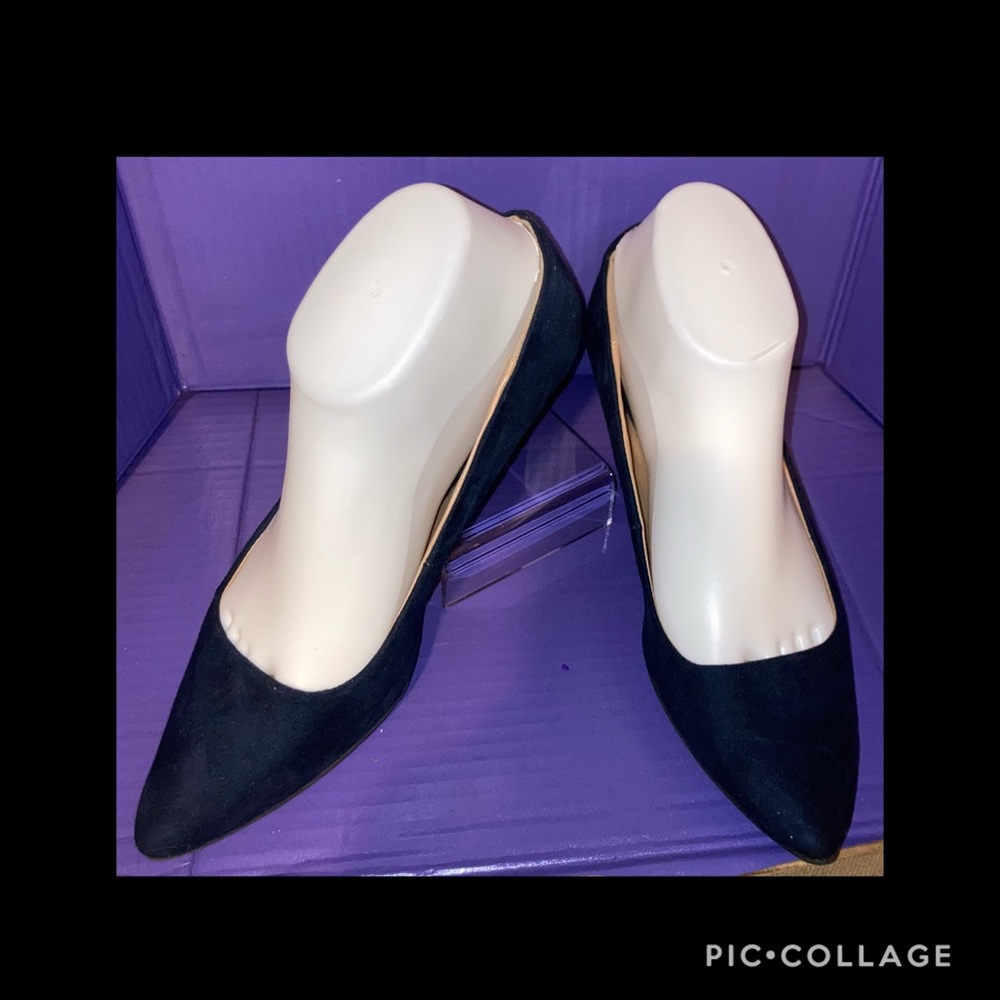 Attention pointy toe heels in a navy faux suede size -7-